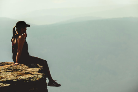 Borítókép: 6 szokás, ami hozzájárul a boldogságodhoz és kiléptet a komfortzónádból: egy kutatás szerint az idegenekkel való beszélgetés boldogabbá tehet