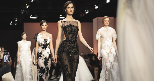 Borítókép: Meglepő fejezethez érkeztek az esküvői ruhatrendek: 2024-ben a szabadon hagyott keblek hódítanak