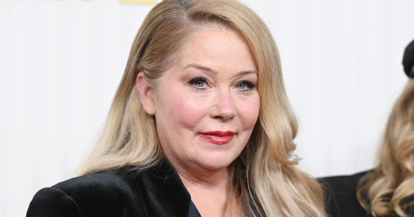 Borítókép: Sokkoló, hogy a gyógyíthatatlan beteg Christina Applegate milyen vírust kapott el egy éttermi saláta miatt