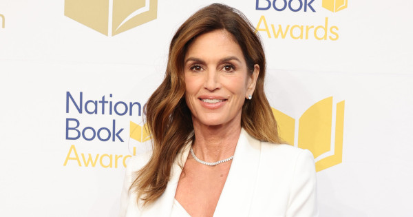Borítókép: Cindy Crawford 33 éve csak erre a testápolóra esküszik - ez a száraz bőrűek megmentője!