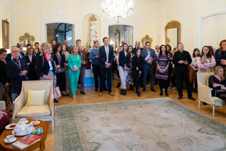 Borítókép: A magyar gyerekek is névre szóló levélcsomagokat kaphatnak a britek kedvenc mackójától, Paddingtontól