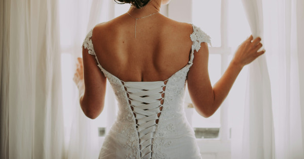 Borítókép: Ez a menyasszony ősz hajjal vonult az oltár elé - döntésével hatalmas leckét adott nekünk a szépségről!