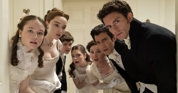 Borítókép: Eljegyezték A Bridgerton család sztárját: hatalmas gyémántgyűrűt kapott - FOTÓ