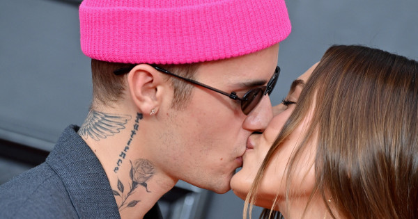 Borítókép: Bevállalós kismama! Hailey Bieber egy merész, testhez simuló ruhában mutatta meg gömbölyödő pocakját - FOTÓK