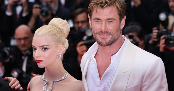 Borítókép: Micsoda belépő! Anya Taylor-Joy élete legszebb ruhájában lépett a cannes-i filmfesztivál vörös szőnyegére