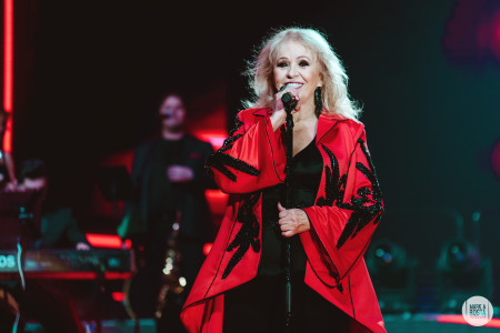 Borítókép: „Nem lehet a fotelből felszaladni a színpadra“ — Interjú Csepregi Évával