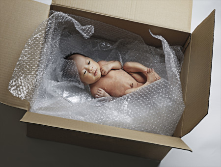 Borítókép: A legbizarrabb csomagok, amiket valaha küldtek: régebben gyerekeket is postáztak