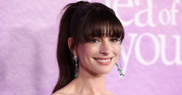 Borítókép: Káprázatos! Anne Hathaway egy szuperdögös fast fashion darabban tündökölt Rómában - fotó