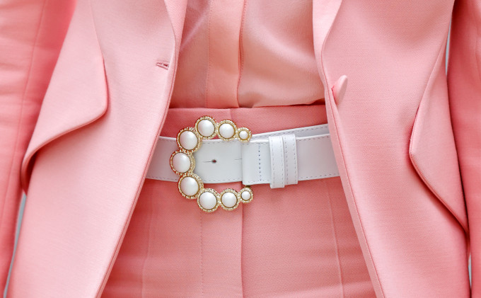 Ez az öv nemcsak az alakot emeli ki, de az összhatást is feldobja.