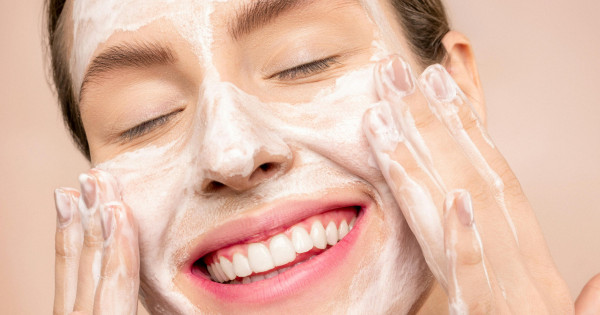 Borítókép: Csupán egy perces rutin, de a bőrgyógyász szerint egy életre megoldja a bőrproblémád ez a szépségápolási trükk