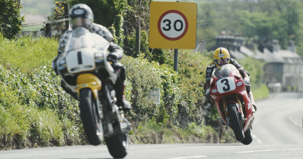 Joey Dunlop üldözi Shaun Harrist az 1996-os TT-n