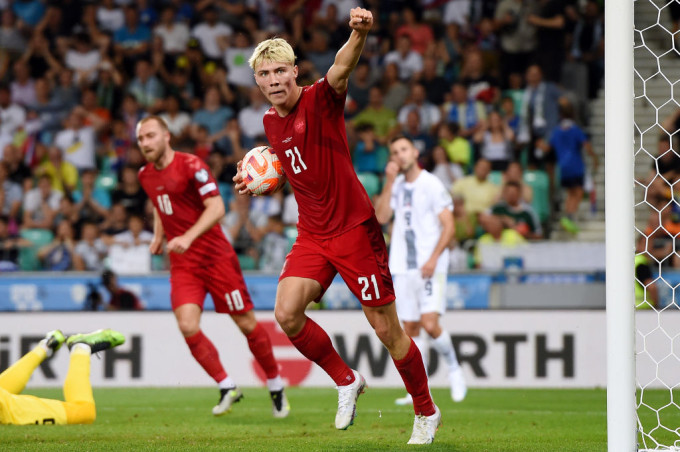 Rasmus Højlund a labdával