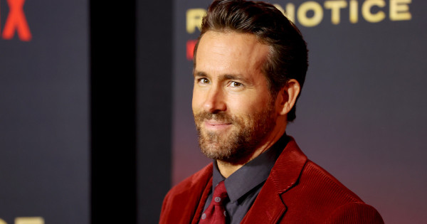 Borítókép: Hát ez zseniális! Ryan Reynolds egy magyar márka napszemüvegében parádézik - FOTÓ