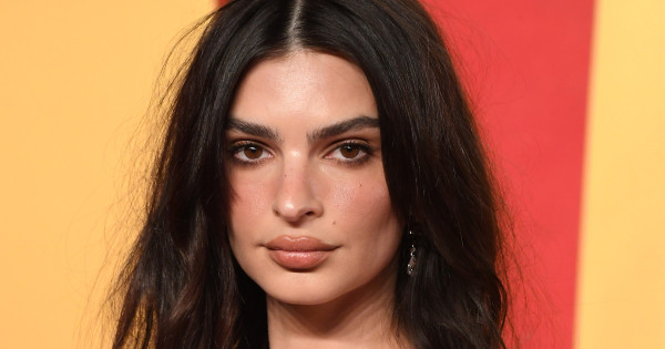Borítókép: Viszlát, monokróm szettek ! Emily Ratajkowski visszahozta a divatba a 2000-es évek egyik legjobb trendjét