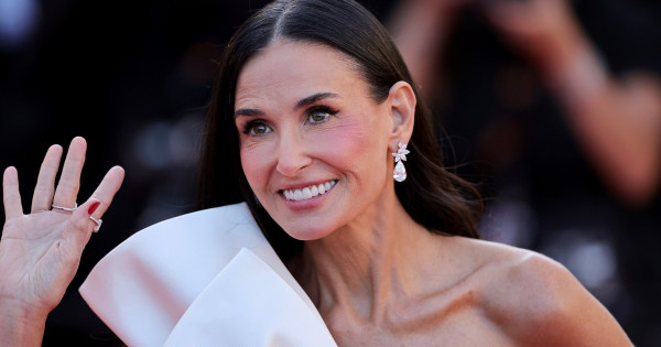Borítókép: Ismét egy fiatal pasit csípett fel? A 61 éves Demi Moore a nála 27 évvel fiatalabb ismert énekessel kavar