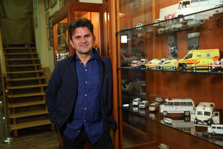 Borítókép: A színésznek az otthona, a szülőanyja a színpad – beszélgetés Csőre Gáborral