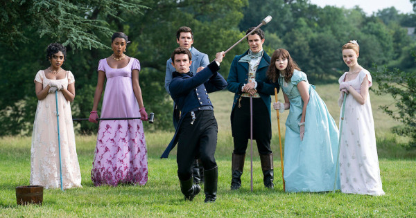 Borítókép: Titkos üzenetet rejtettek el a Bridgerton sorozat ruháiban: Ezt jelentik az egyes családok ruhái és azok színkombinációi!