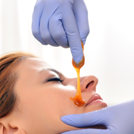 Borítókép: A filléres bajuszgyanta: így nem gyullad be és lesz tükörsima az orrod alatti kényes terület!