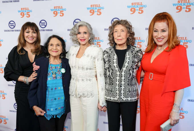 A 86 éves Jane Fonda fehér szettjével simán elrabolta a show-t.