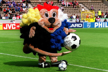 Borítókép: Oroszlán, kakas és labdazsonglőr srác - mutatjuk a foci-Eb-k kabaláit