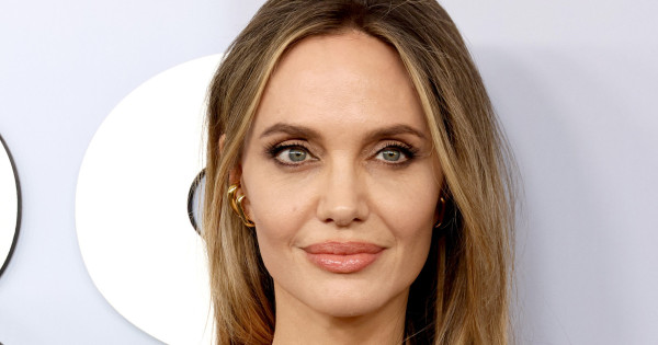 Borítókép: Hoppá! Angelina Jolie a vörös szőnyegen villantotta meg legújabb tetoválását egy szexi, kivágott ruhában! - Egyesek szerint Brad Pittnek akar vele üzenni