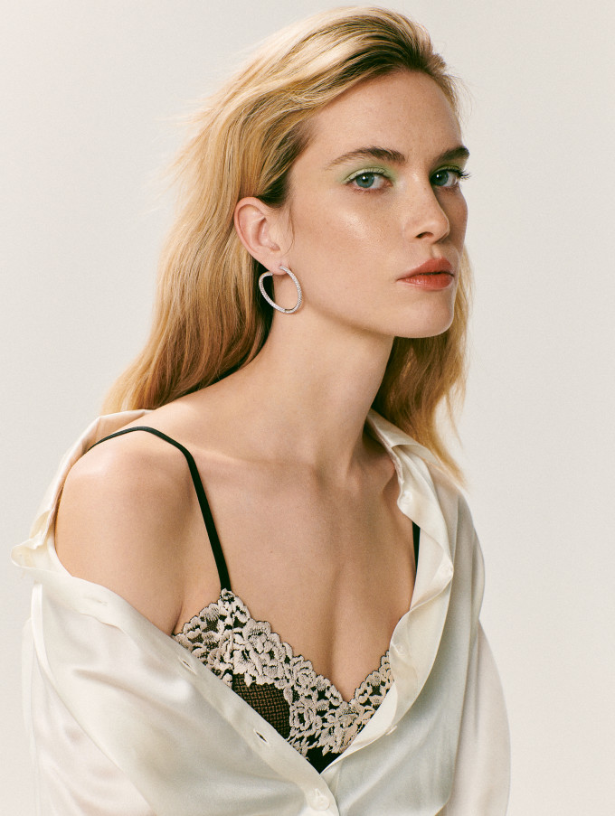 „Eldöntöttem, hogy egy percet sem fogok arra szánni, hogy vadidegen emberek gyengítsék a lelkemet” – mondja a JOY magazin címlaplánya, a Next Top Model Hungary győztese, Mészáros Lili.