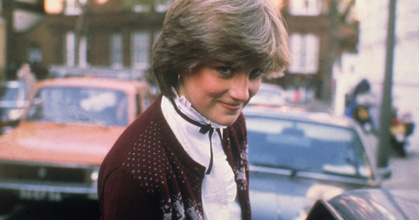 Borítókép: Eláll a lélegzet! Így nézett ki Diana hercegné titkos menyasszonyi ruhája: szebb, mint, amiben oltárhoz állt?