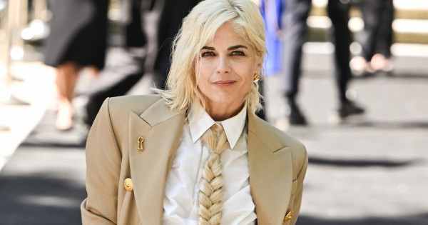 Borítókép: A gyógyíthatatlan beteg Selma Blair mindenkit leiskolázott stílusból a párizsi divathéten - FOTÓ
