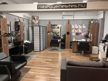 Borítókép: A miskolci háziasszonytól az elit kategóriáig mindenki képviselteti magát – Oszkai Gábor fodrásszal beszélgettünk egy egyedülálló hajegyenesítő módszerről