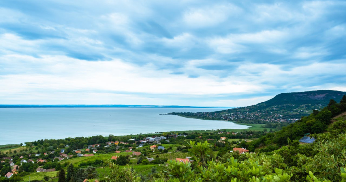 Borítókép: A legszebb túraútvonalak a Balaton körül: innen ámulatba ejtő a panoráma