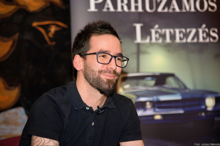 Borítókép: Amerikában játszódó pörgős krimi – Boltsek Erik Párhuzamos létezés című regényéről beszélgettünk