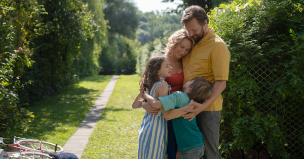 Borítókép: Máglyarakás, család, első szerelem – Megérkeztek a Véletlenül írtam egy könyvet mozifilm első képsorai 