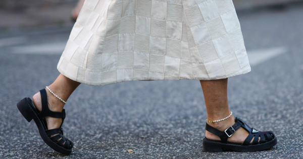 Borítókép: 3 lapos szandál, amiben optikailag vékonyabbnak és hosszabbnak tűnik a lábad - ezekkel nyáron sem kell magas sarkúban sanyargatni magad!