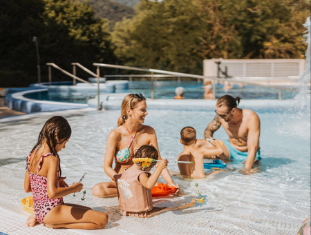 Borítókép: Nyaralni menne a család? Irány Visegrád, ahol a maximális kényelem pazar gasztronómiai élményekkel és felejthetetlen fürdőélménnyel párosul