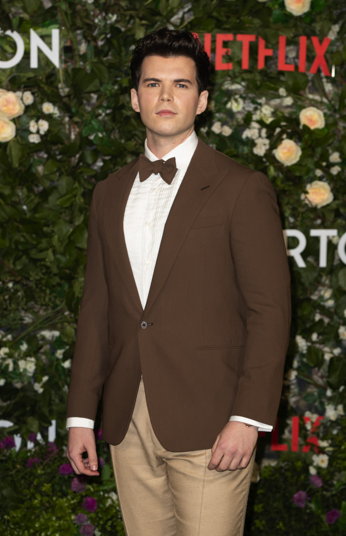 Luke Newton A Bridgerton család második évadjának premierjén.