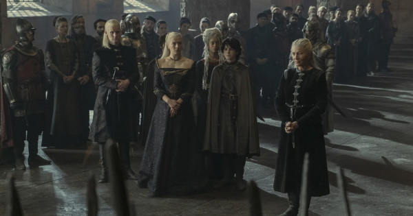 Borítókép: Egészen meghökkentő, hogy néznek ki a Sárkányok háza szereplői a való életben - FOTÓK