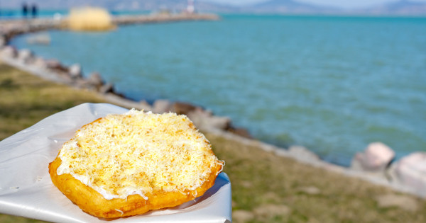Borítókép: Hol van a legjobb lángos a Balatonon? Végigettük a partot, mutatjuk a kedvenceinket!