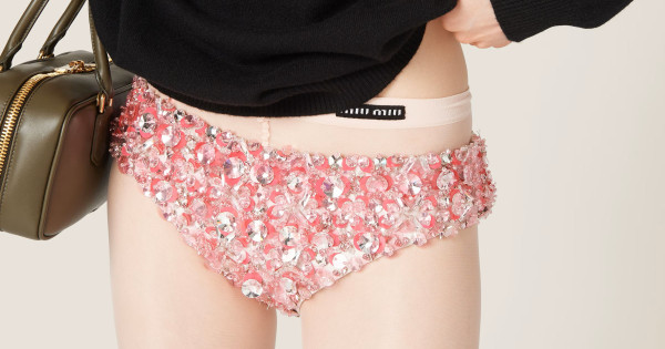 Borítókép: A világ 6 legdrágább bugyija: a Miu Miuból több millió forint felett is elmehet egy-egy darab