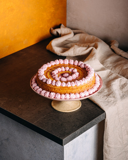 Borítókép: Náray Tamás 5 mennyei süteményreceptje, amit a melegben is érdemes kipróbálni: olasz, spanyol és angol finomságokat is mutatunk!