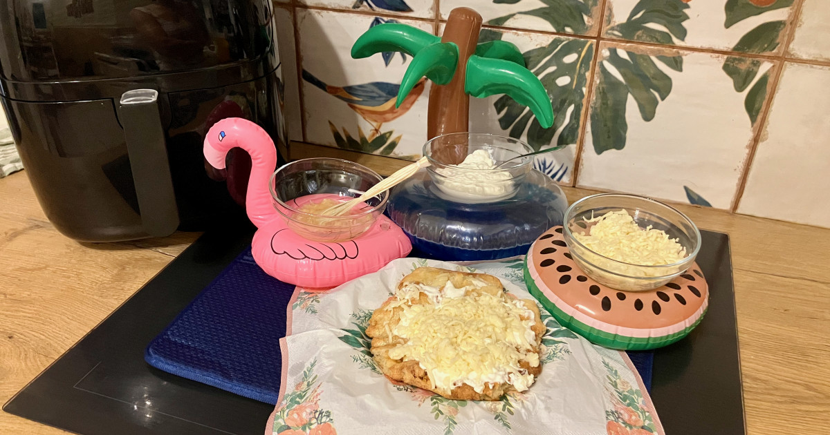 Borítókép: Lángos airfryerben: tényleg olyan finom, mint a strandon? Kipróbáltam!