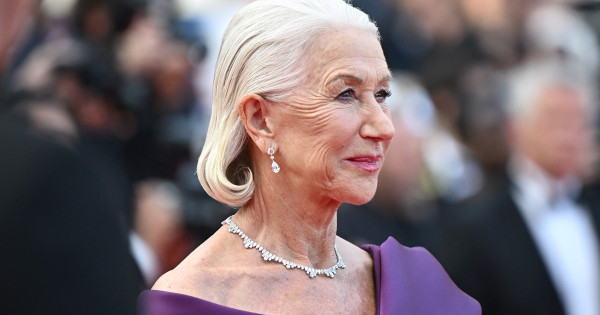 Borítókép: A 78 éves Helen Mirren esküszik erre a drogériás termékre: évekkel fiatalítja meg az arcot!