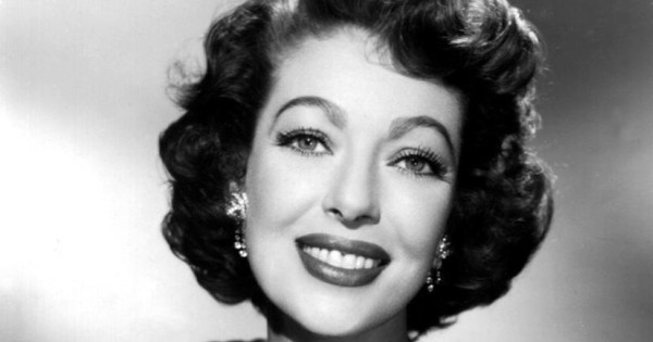 Borítókép: A hollywoodi színésznő, aki elrejtette a terhességét, majd örökbe fogadta a saját lányát: Loretta Young évtizedekig őrizte titkát