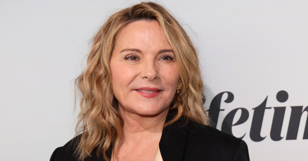 Borítókép: Anne Hathaway és Kim Cattrall már viseli 2024 egyik legnagyobb cipőtrendjét, ami minden összeállítást felejthetetlenné tesz!