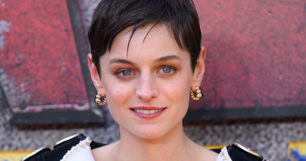 Borítókép: Ezért a nadrágfazonért őrül meg most mindenki: Emma Corrin pedig megmutatta, milyen tökéletesen kombinálható!