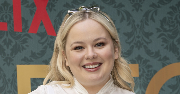 Borítókép: Nicola Coughlan fiatalos arcbőrét ennek a drogériás korrektornak köszönheti: a vásárlók többször a világ legjobbjának szavazták meg!