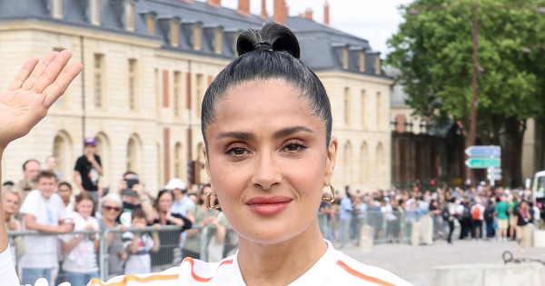 Borítókép: Salma Hayek az olimpiai ceremónián kamatoztatta vörös szőnyeges tapasztalatait: sportszettben is szuper szexi! - FOTÓ