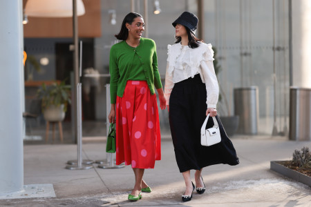 Borítókép: 3 trendi lábbeli, ami tökéletesen passzol a fekete midi szoknyákhoz idén nyáron