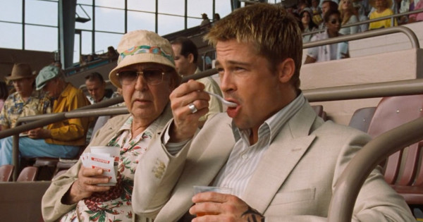 Borítókép: Te észrevetted már? Ezért eszik Brad Pitt mindig a filmekben!