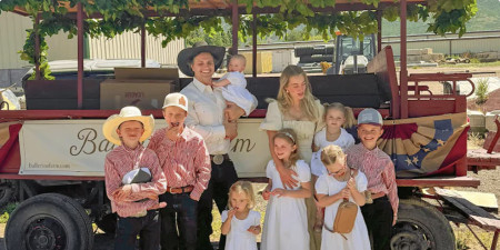 Borítókép: Boldog házasság vagy mérgező, abuzív kapcsolat? Hannah Neeleman, a Balerina Farm alapítójának esete