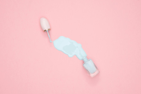 Borítókép: 8 tipp, hogyan távolítsd el a körömlakkot a ruhából, a szőnyegből és a kanapéból! Nem menthetetlen a helyzet!